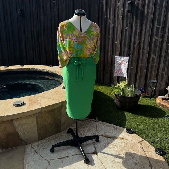 Classic Concepts Green Midi Pencil Skirt with Tie Front - Picture 7 of 9